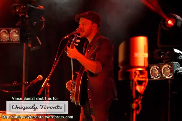 Photo from the Tim Hicks concert at the CNE Bandshell Stage. Photo credit Vincent Banial